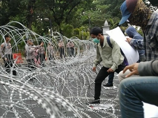 Rioters are trying to break down mobile security barriers to confront police.